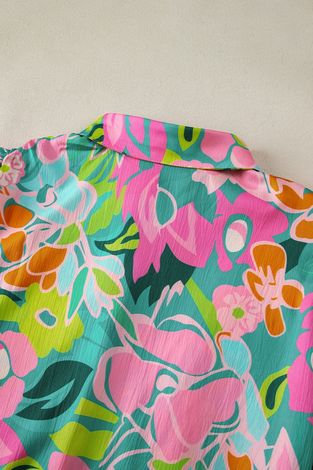 Detalle de cuello de un mini vestido veraniego colorido con estampado floral vibrante de Trendsi