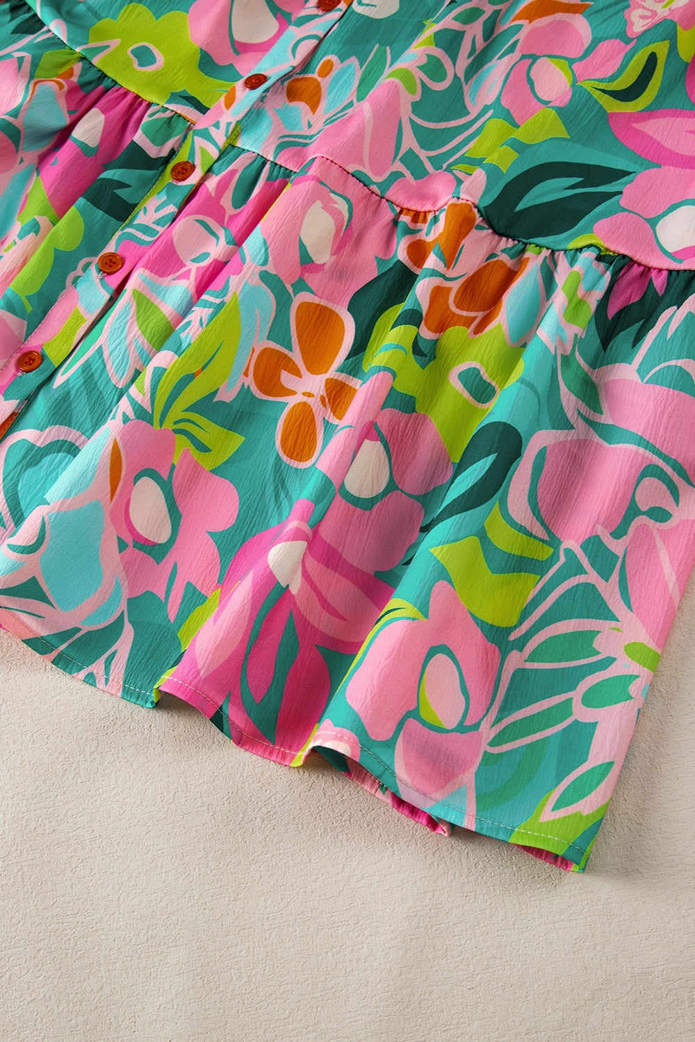 Mini vestido veraniego colorido con estampado floral vibrante y corte ligero de Trendsi