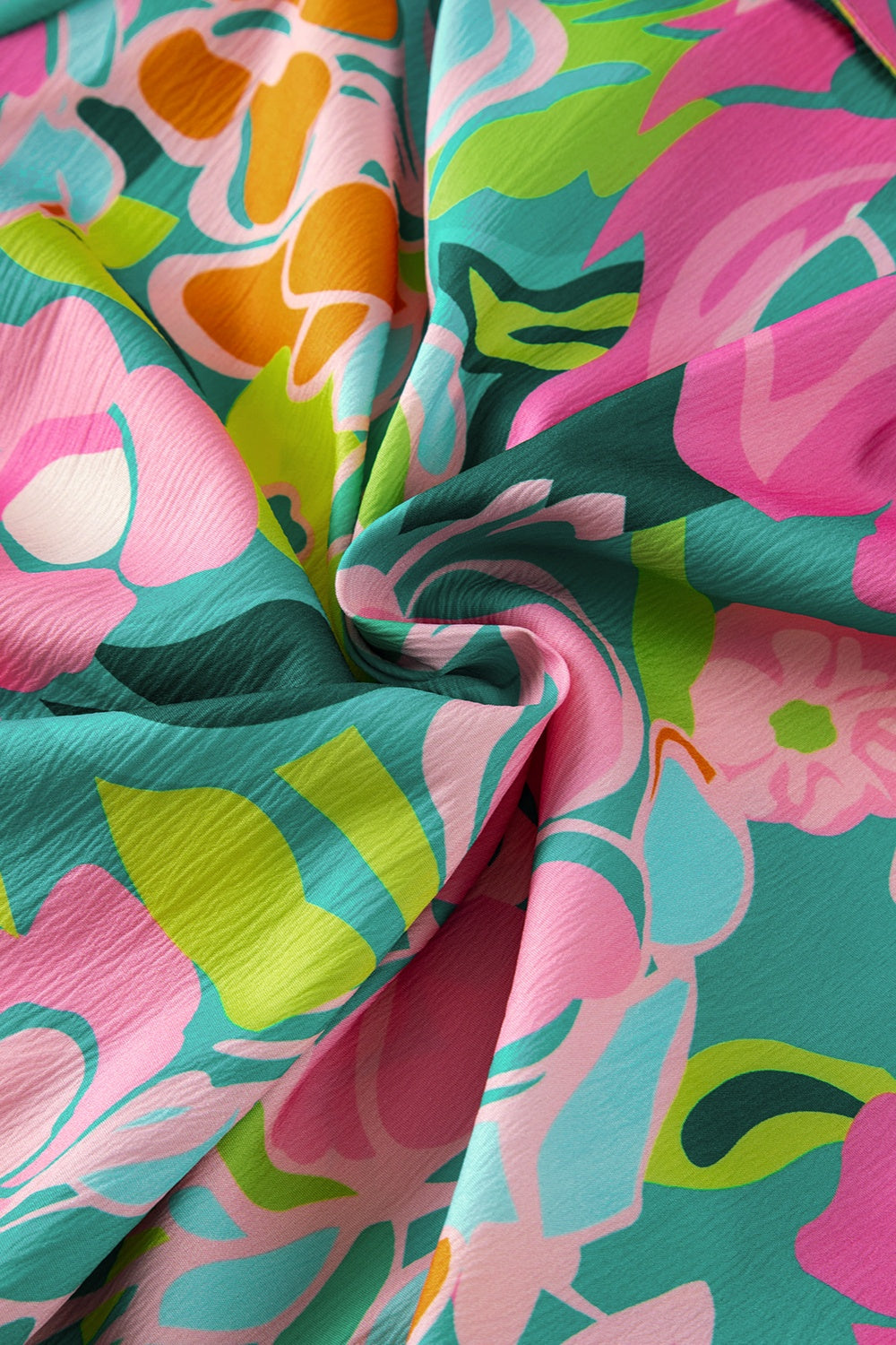 Tela de mini vestido veraniego colorido con estampado floral vibrante y detalles en varios tonos