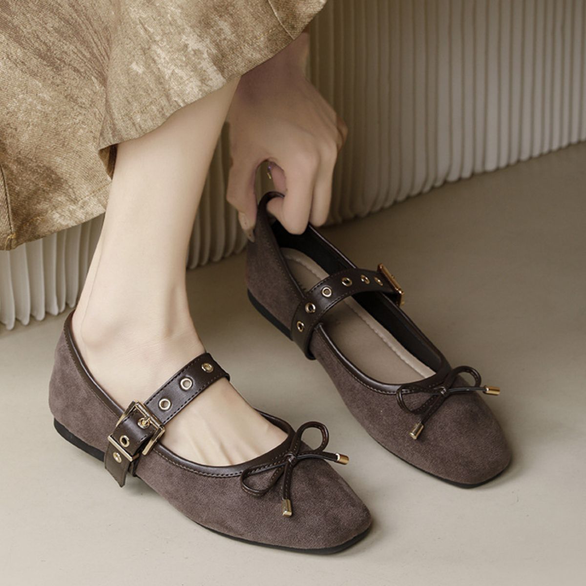 Zapatos sin cordones elegantes de Trendsi en marrón con correa y detalles dorados