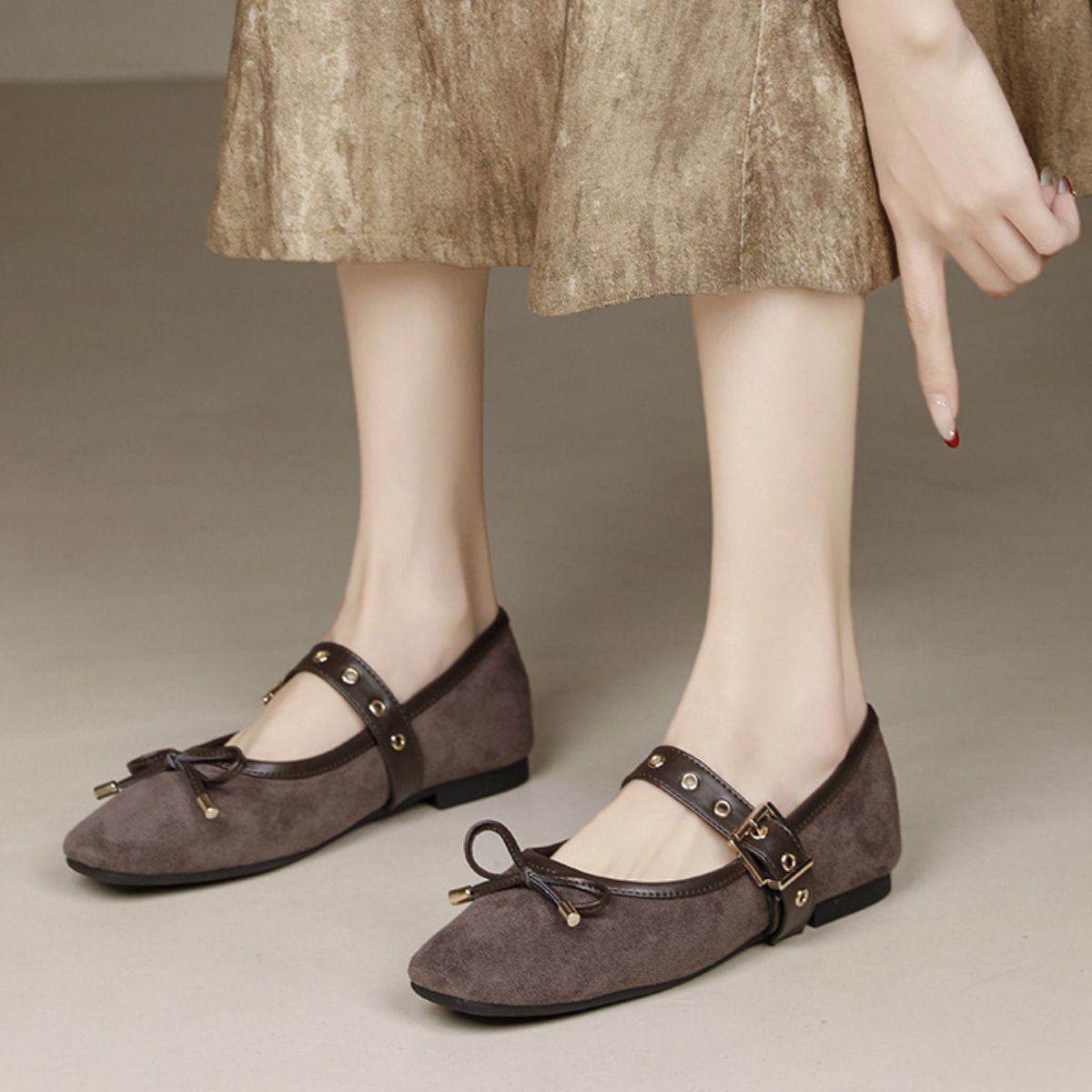 Zapatos sin cordones elegantes de suede marrón con detalle de lazo y hebillas doradas