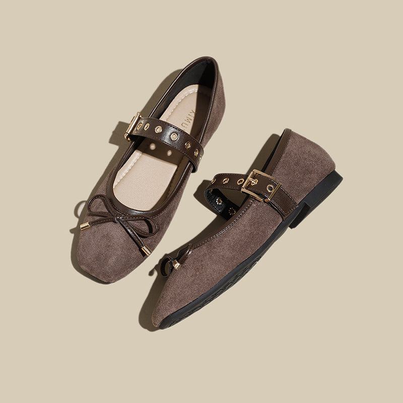 Zapatos sin cordones elegantes de ante marrón con detalles dorados y tacón bajo para un look chic