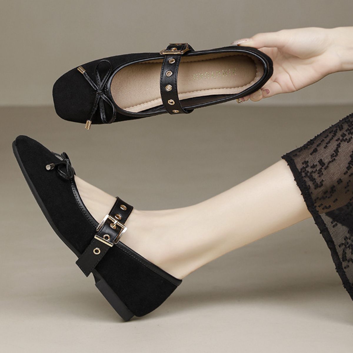 Zapatos sin cordones elegantes en negro con detalles de hebilla y lazo para un estilo sofisticado